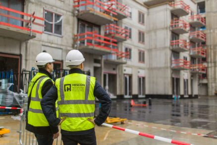 Projektanti HESCON kontrolujú realizáciu na bytovom projekte