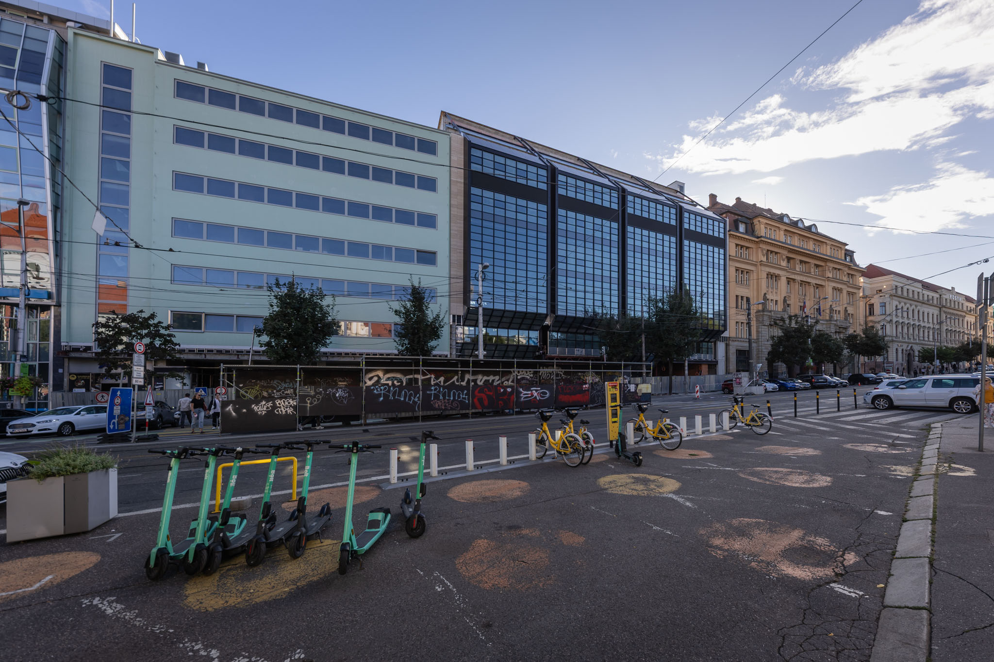 Stav rekonštrukcie Domu odievania k 19. septembru 2025 - pohľad na novú fasádu zo strany Námestia SNP. Vľavo sa nachádza odhalená fasáda OD Dunaj