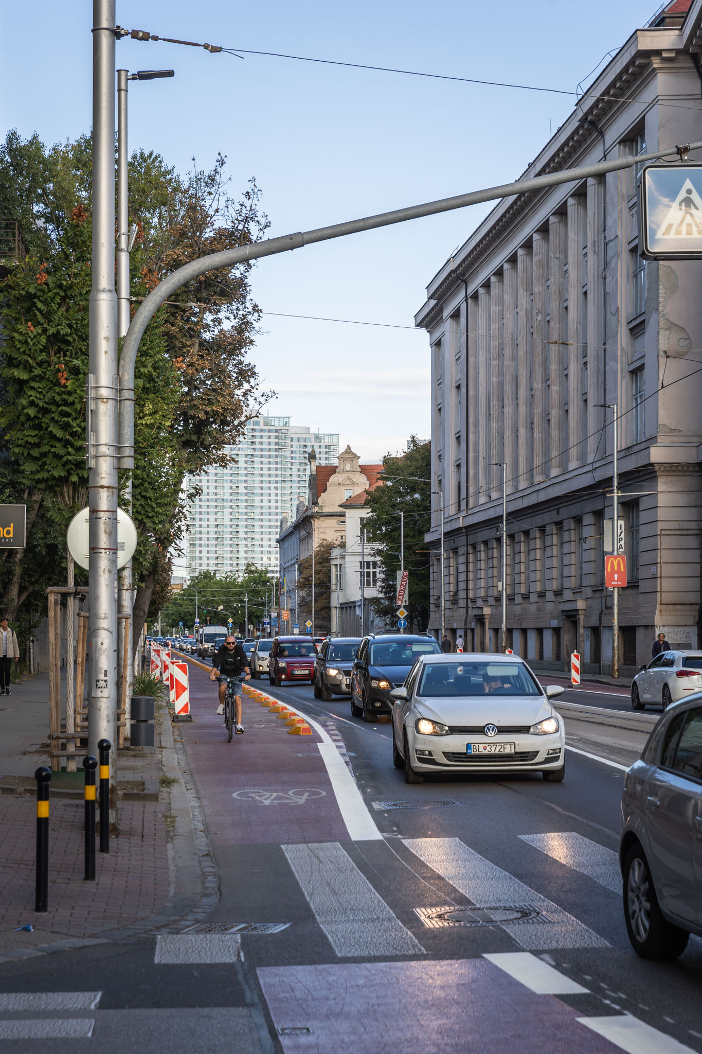 Nové plastové obrubníky už oddeľujú cyklotrasu na Vajanského nábreží v Bratislave