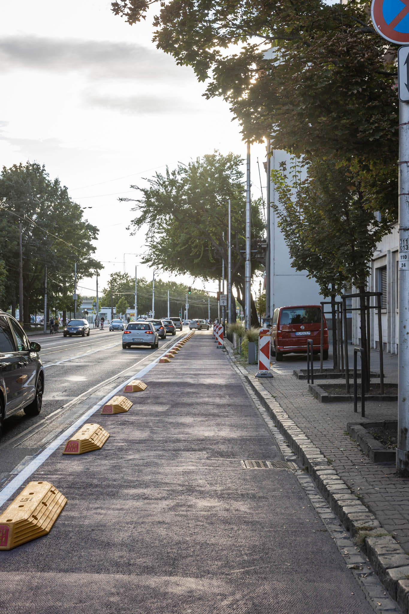 Nové plastové obrubníky už oddeľujú cyklotrasu na Vajanského nábreží v Bratislave