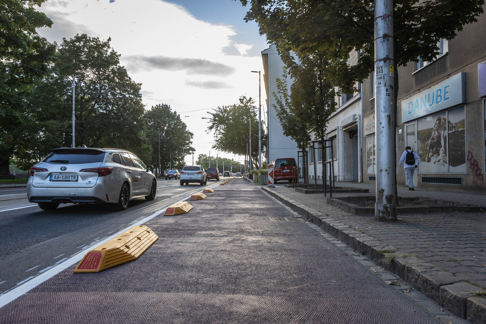 Nové plastové obrubníky už oddeľujú cyklotrasu na Vajanského nábreží v Bratislave