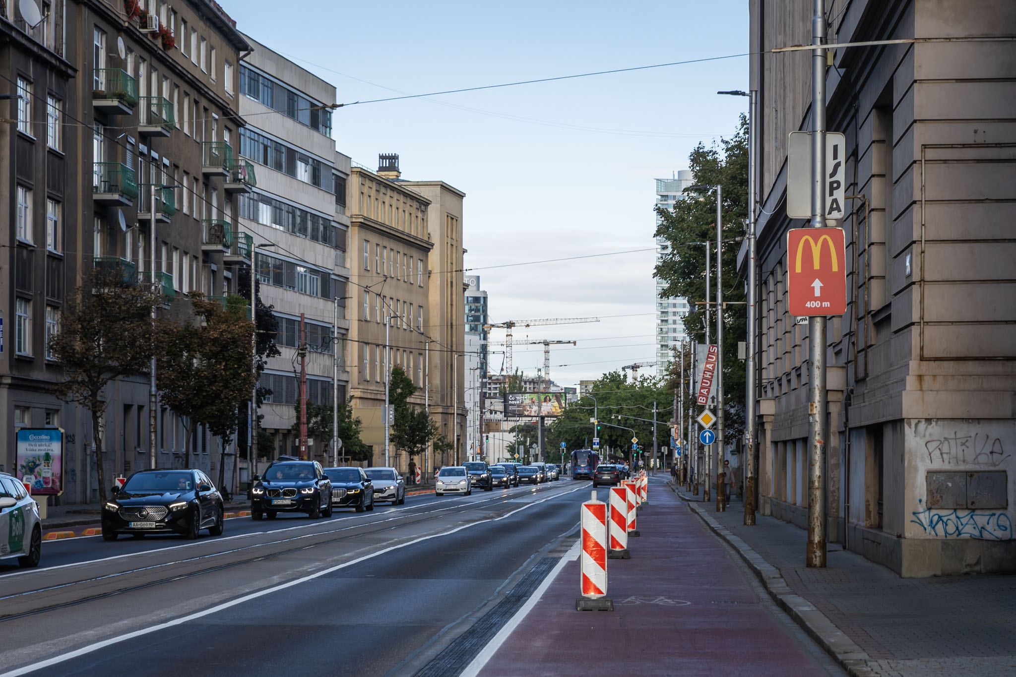 Hlavné mesto v nasledujúcich dňoch zrealizuje inštaláciu nových oddeľovačov aj na protiľahlej strane cyklotrasy na Vajanského nábreží