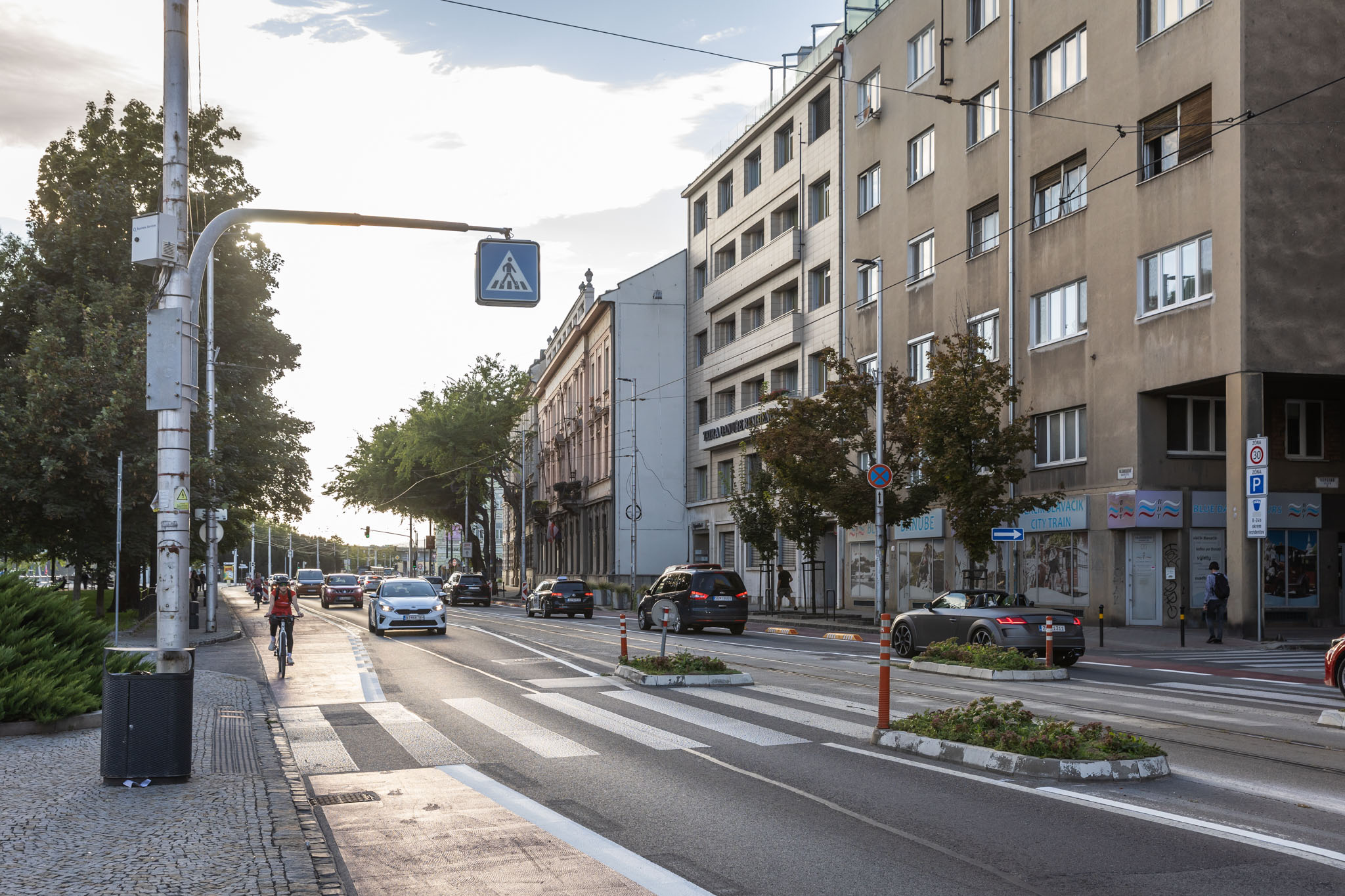 Hlavné mesto v nasledujúcich dňoch zrealizuje inštaláciu nových oddeľovačov aj na protiľahlej strane cyklotrasy na Vajanského nábreží