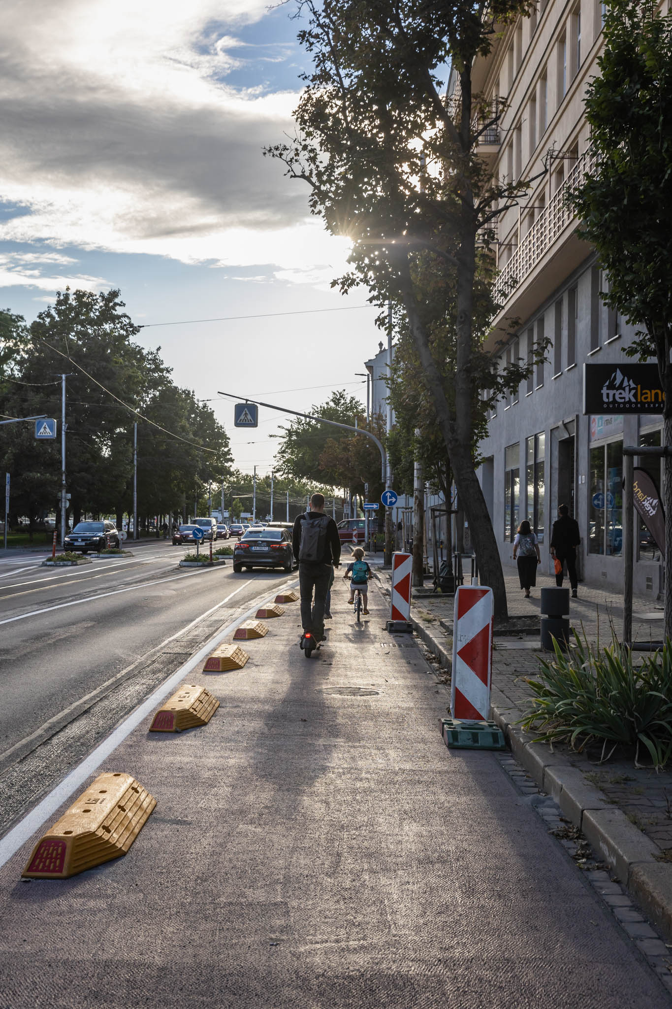 Nové plastové obrubníky už oddeľujú cyklotrasu na Vajanského nábreží v Bratislave