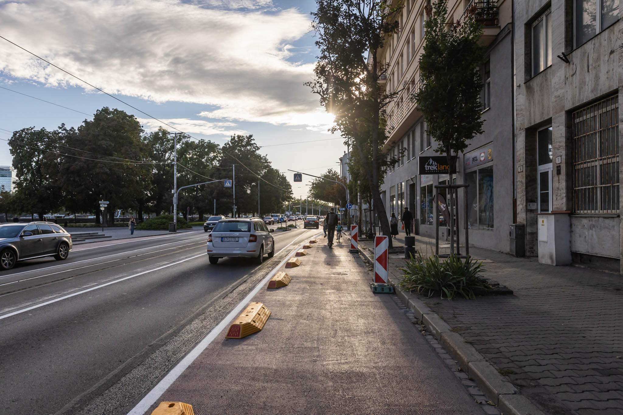 Nové plastové obrubníky už oddeľujú cyklotrasu na Vajanského nábreží v Bratislave