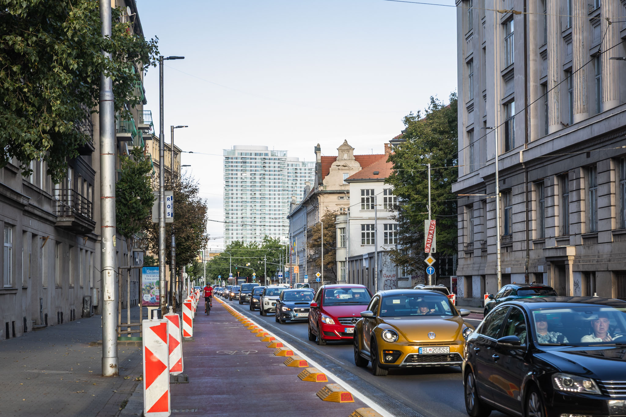 Nové plastové obrubníky už oddeľujú cyklotrasu na Vajanského nábreží v Bratislave