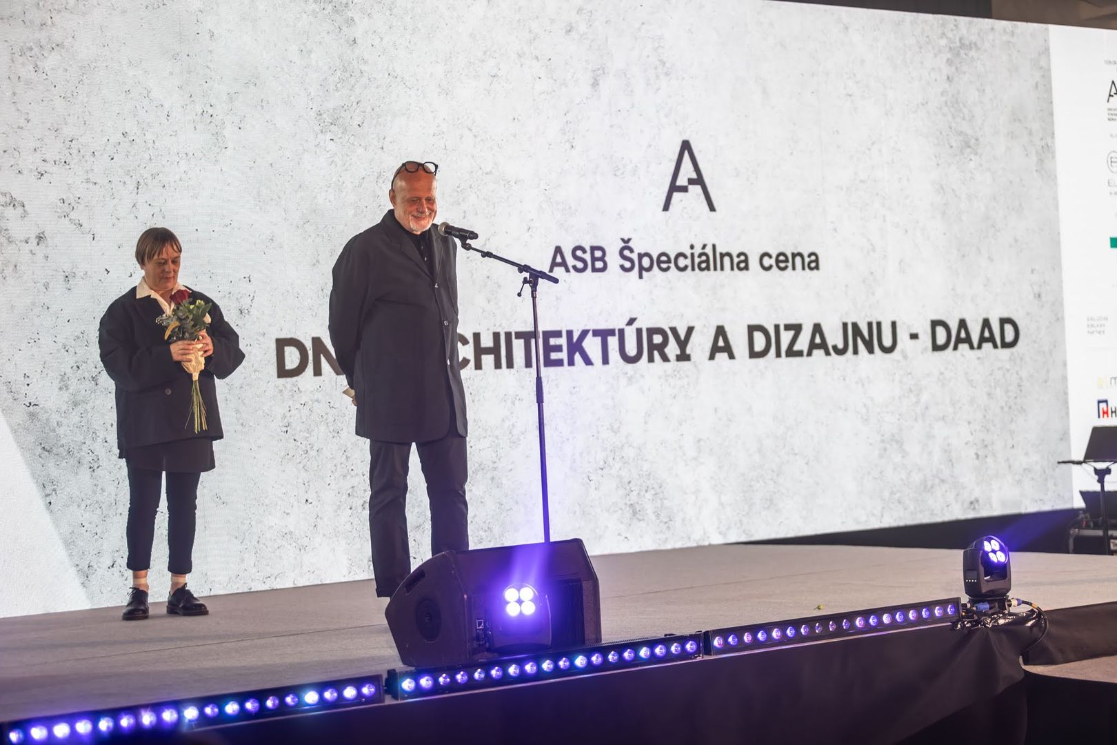 Tatiana Kollárova a Štefan Polakovič, zakladatelia festivalu DAAD, pri preberaní ceny ASB Špeciálna cena