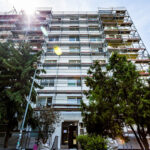 Zatepľovanie bytového domu s použitím lešenia a expandovaného polystyrénu