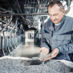 Recyklovaný plast pripravený na spracovanie pri výrobe okenných profilov