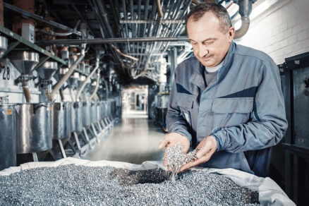Recyklovaný plast pripravený na spracovanie pri výrobe okenných profilov