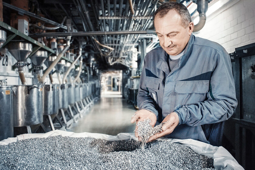 Recyklovaný plast pripravený na spracovanie pri výrobe okenných profilov