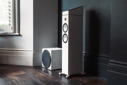 Stĺpový reproduktor Monitor Audio Bronze 300 7G a subwoofer Vestra v bielom prevedení v modernom interiéri