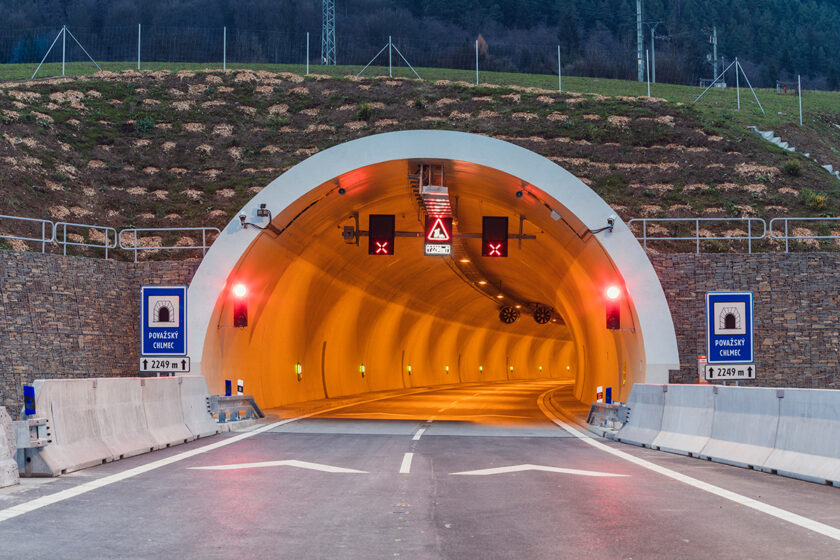 Vjazd do tunela Považský Chlmec s aktívnym riadením dopravy a signalizáciou