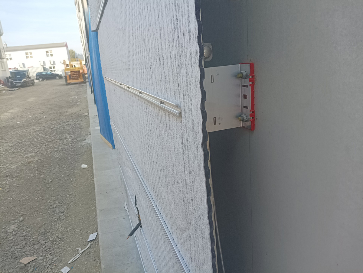 Detail kotvenia odvětrávanej fasády na cementotrieskovej doske