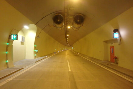 Interiér cestného tunela s núdzovým osvetlením a SOS systémom