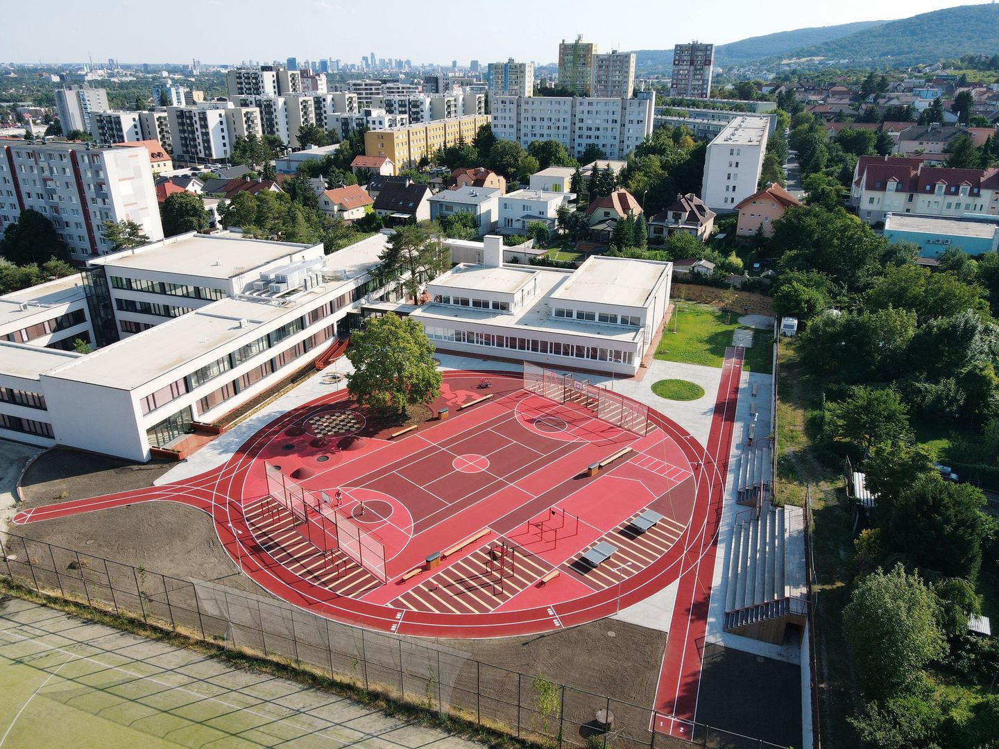 Spolu s rekonštrukciou základnej školy bol obnovený aj športový areál. Architektom oboch etáp je kancelária PANTOGRAPH.