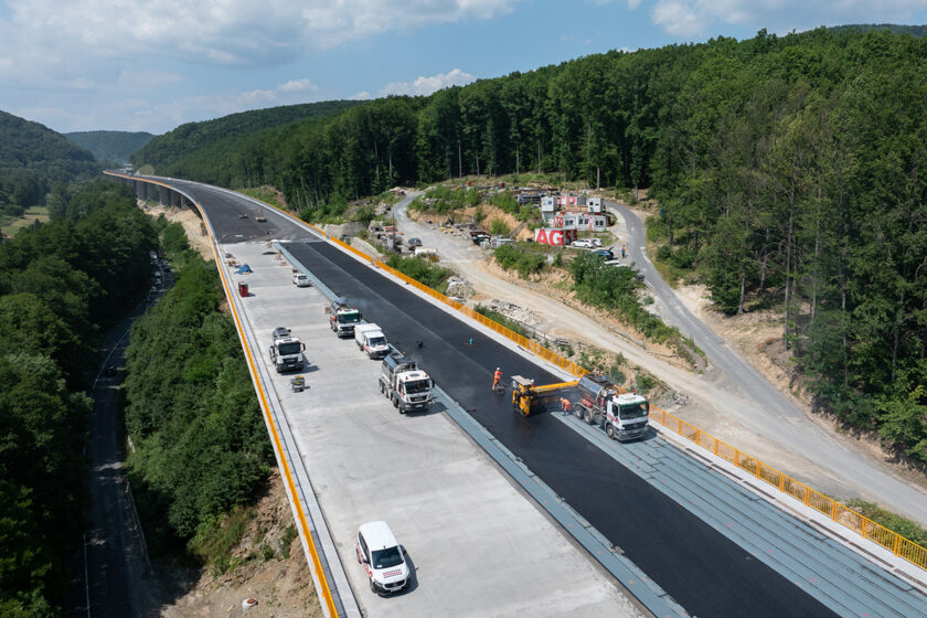 Výstavba diaľnice R2 Kriváň – Mýtna s použitím cementobetónového krytu