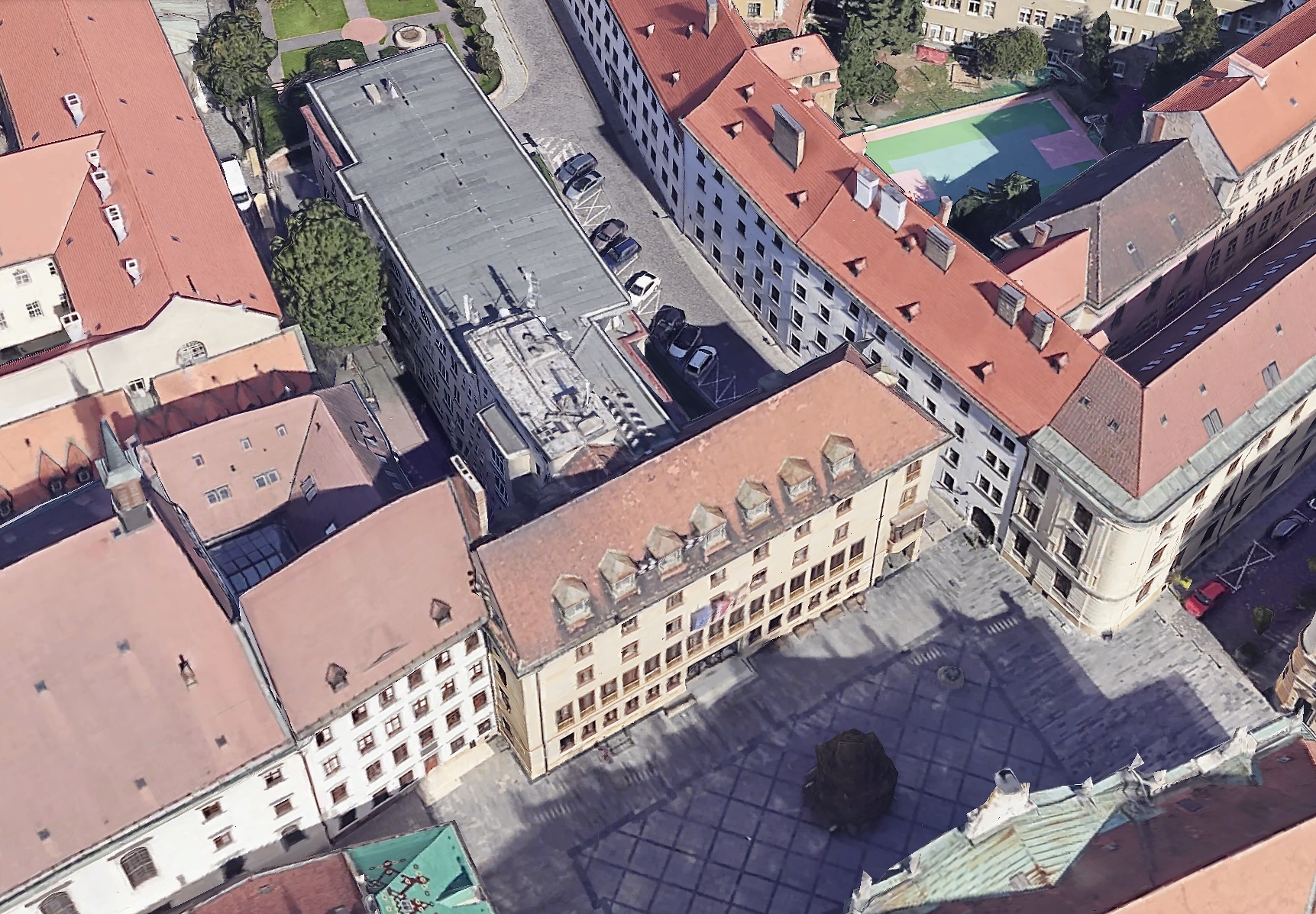 Súčasný stav budovy Novej radnice - letecký pohľad na hlavné krídlo oproti Primaciálnemu palácu aj vedľajšie administratívne krídlo orientované do Uršulínskej ulice