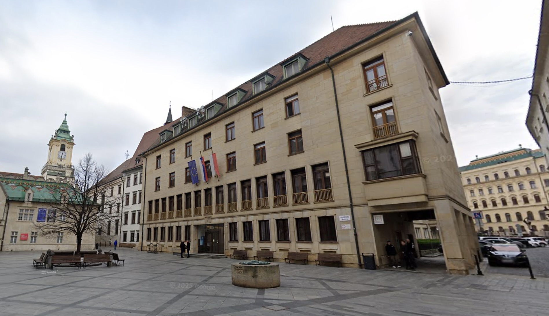 Súčasný stav budovy Novej radnice - pohľad na hlavné krídlo oproti Primaciálnemu palácu