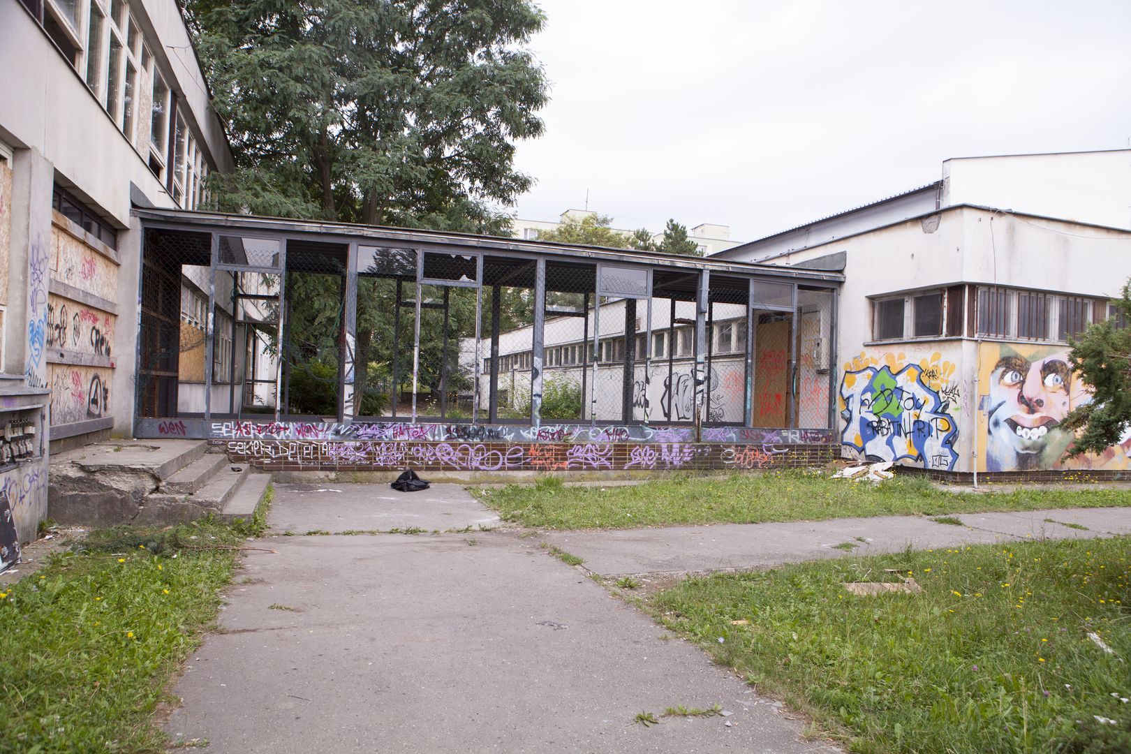 Gymnázium na sídlisku Sekier-Lipovec chátra. 