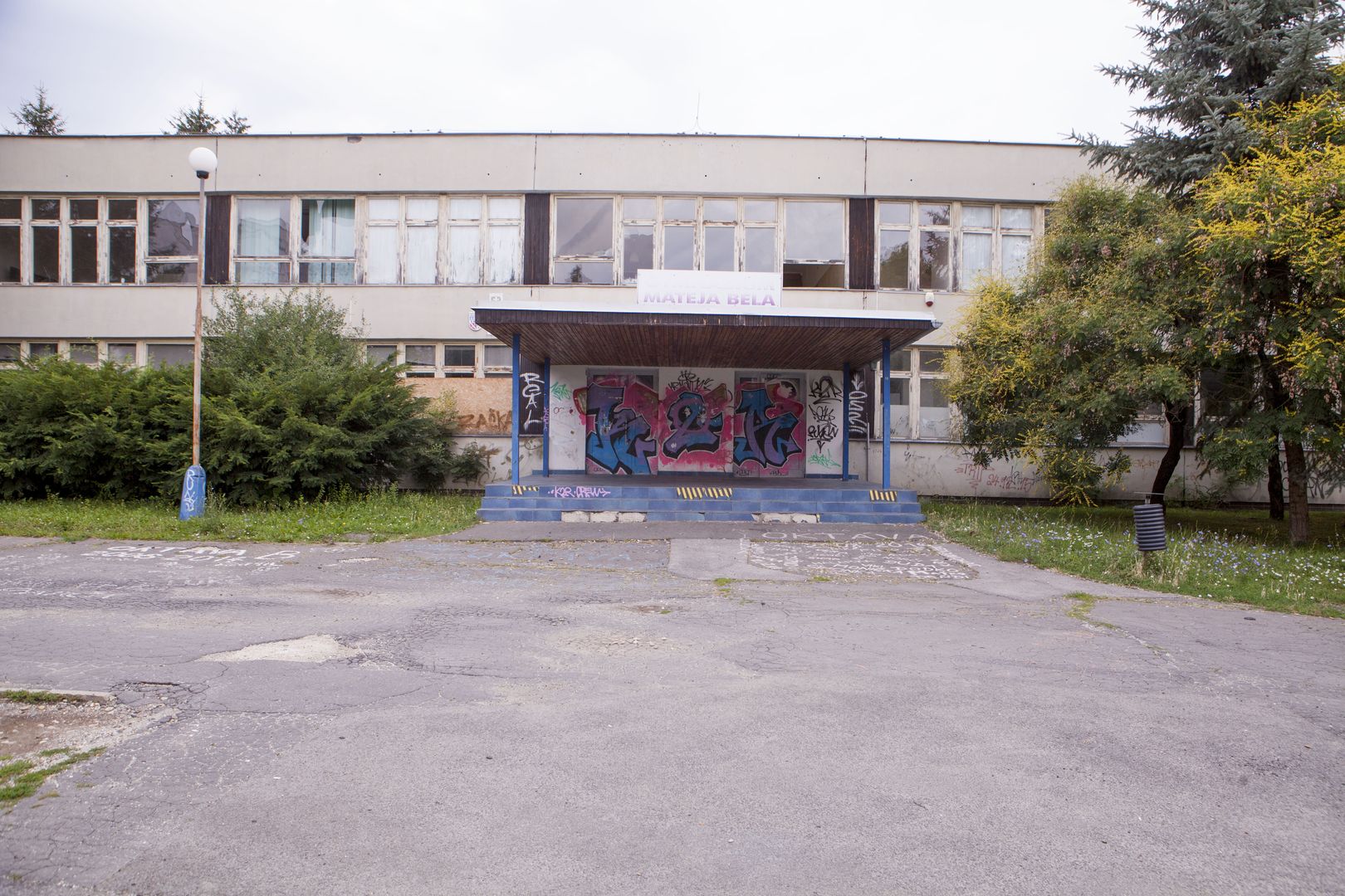 Gymnázium na sídlisku Sekier-Lipovec chátra. 