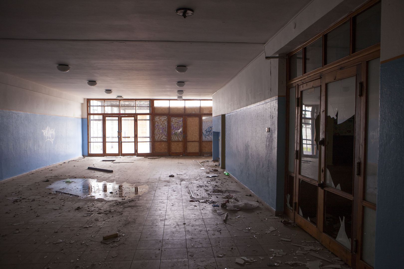 Gymnázium na sídlisku Sekier-Lipovec chátra. 