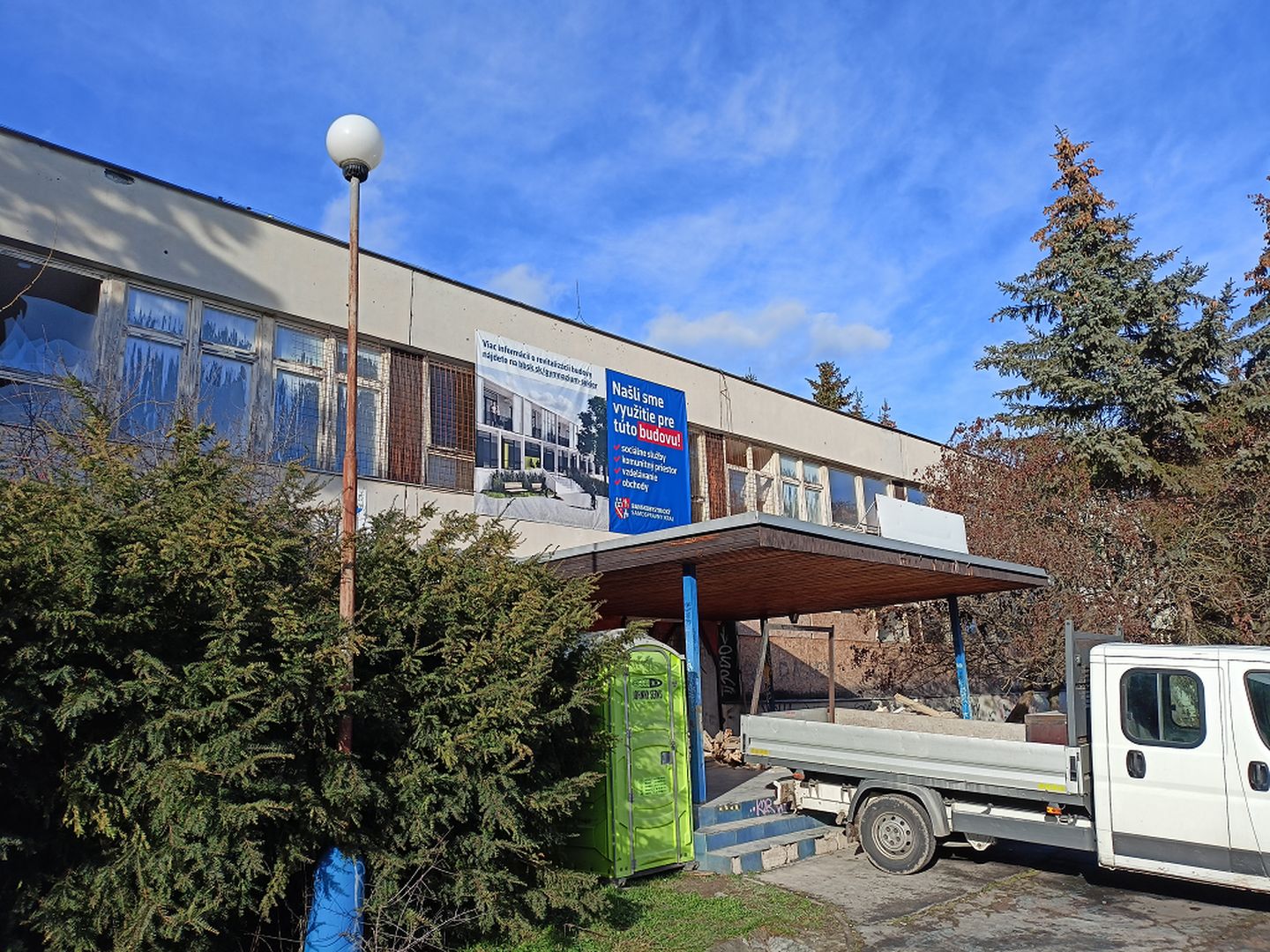 Gymnázium na sídlisku Sekier-Lipovec chátra. 