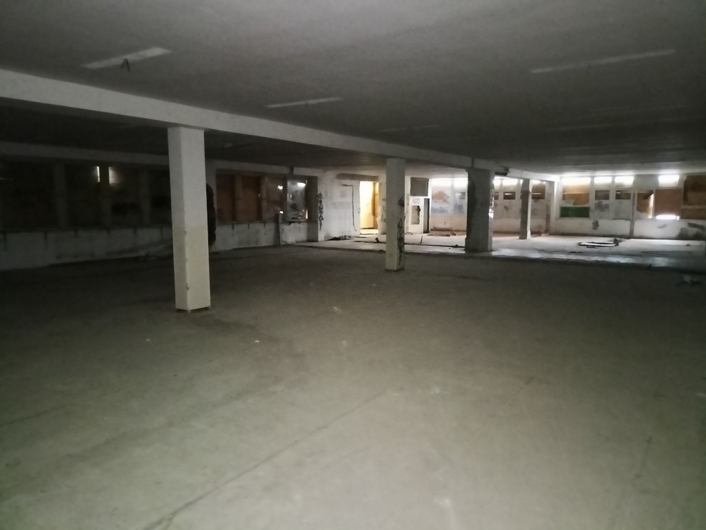 Gymnázium na sídlisku Sekier-Lipovec chátra. 