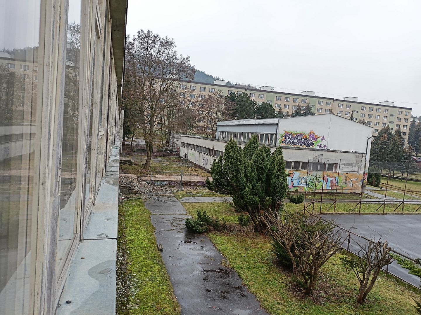 Gymnázium na sídlisku Sekier-Lipovec chátra. 