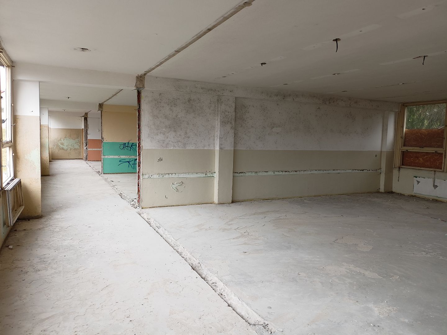 Gymnázium na sídlisku Sekier-Lipovec chátra. 