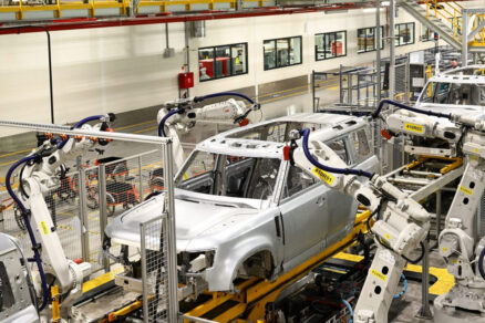 Robotické ramená v automatizovanej výrobe karosérií v automobilovom závode