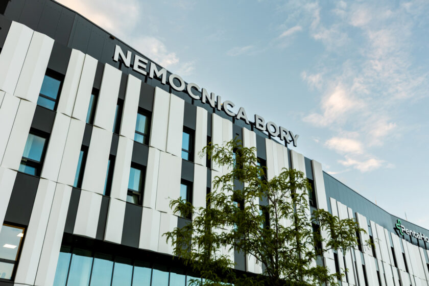 Moderná fasáda nemocnice Bory s vertikálnym lamelovým obkladom