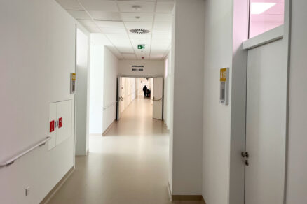 Nemocničná chodba s označením ambulancií a integrovanými technickými prvkami