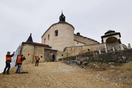 Obnova hradu Krásna Hôrka