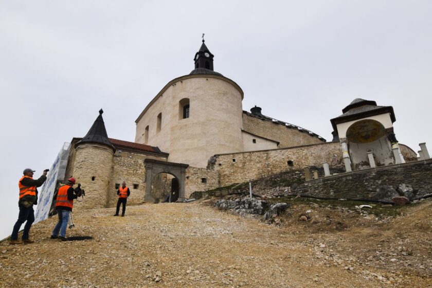 Obnova hradu Krásna Hôrka