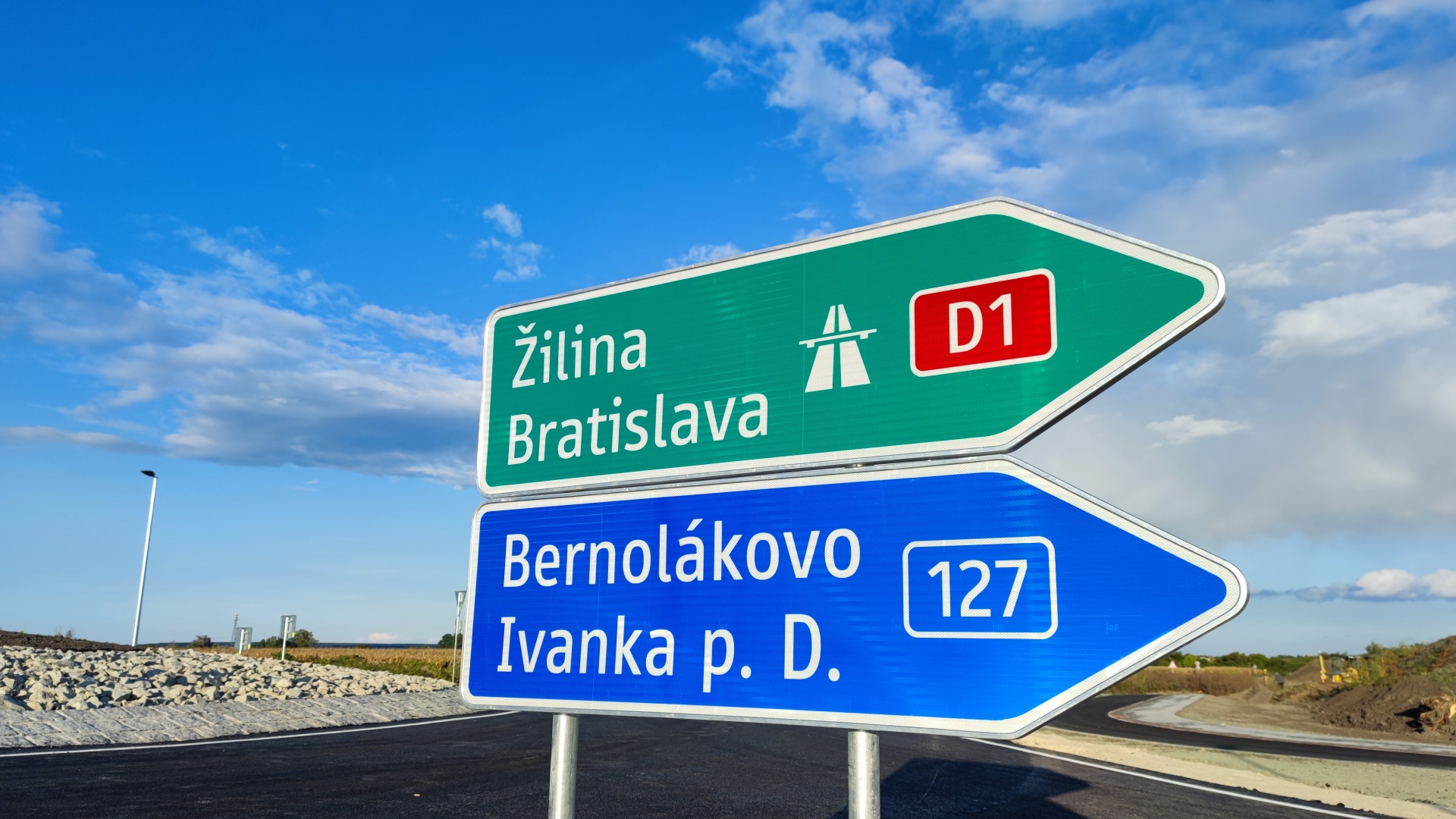 Cieľom obchvatu je odkloniť tranzitnú dopravu z centier miest Pezinok a Modra.