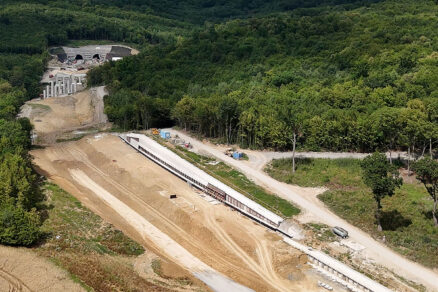 Obr. 3 Pohľad na rozpracovaný úsek stavby od východného portálu tunela Okruhliak, pred ním mostný objekt 206-00, zárez hlavnej trasy a zárubný múr SO 222