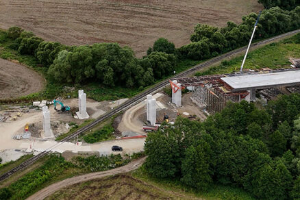 Obr. 5 Realizácia SO 210-00, v popredí provizórne železničné priecestie cez železničnú trať Prešov – Strážske
