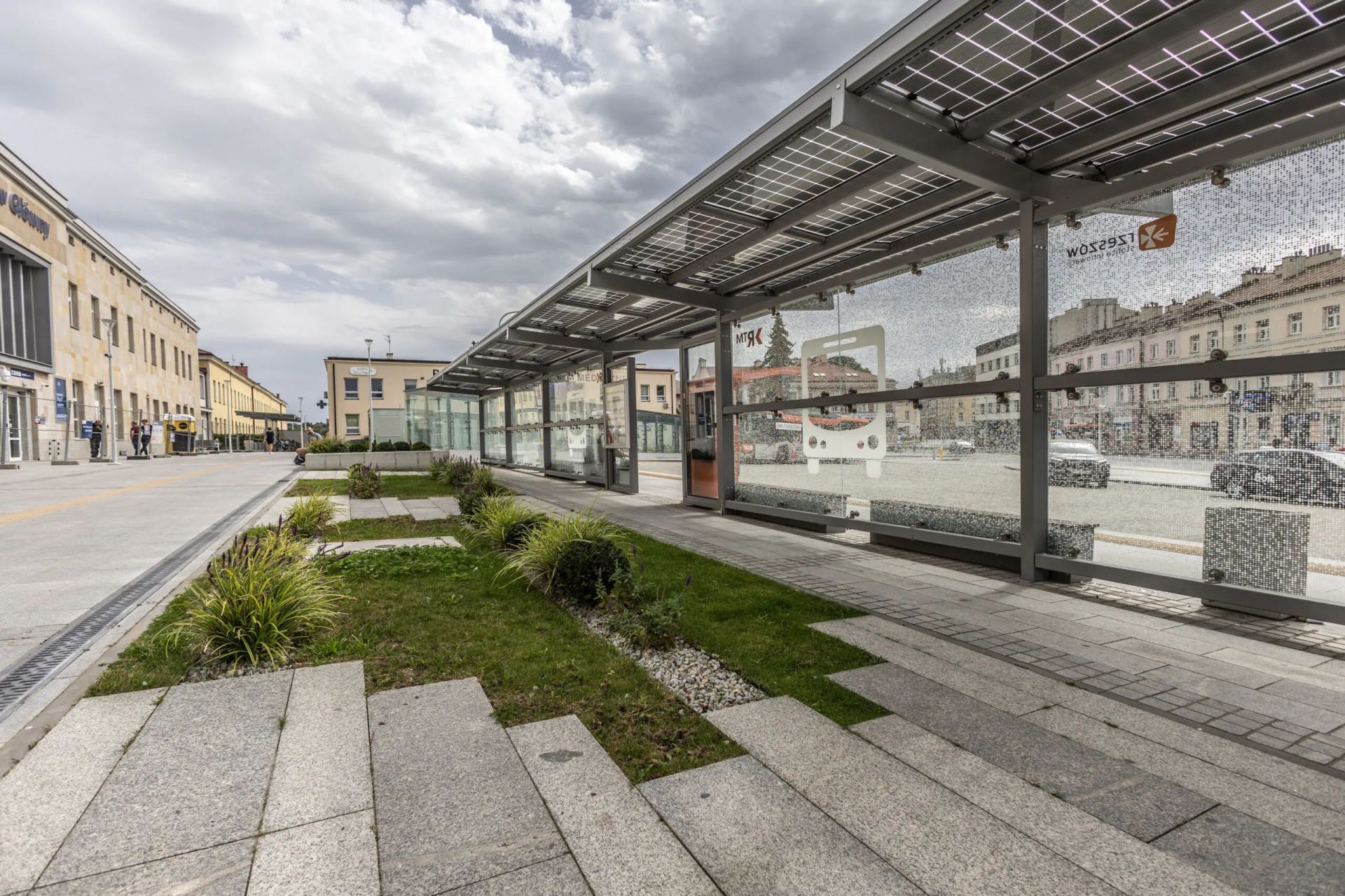 Modernizácia Hlavnej železničnej stanice v poľskom Rzeszowe bola nominovaná na najvýznamnejšiu európsku architektonickú cenu Mies van der Rohe Award.  
