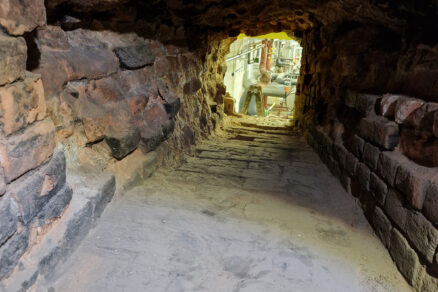 Pohľad z vyčisteného murovaného dymovodu (60 × 60 cm) smerom do kotolne pred inštaláciou dymovodu Almeva STARR