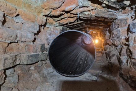 Pohľad zo šikmej šachty (60 × 60 cm) dymovodu (z kotolne) na novo inštalovaný plastový dymovod ALMEVA STARR smerom k pätke komína