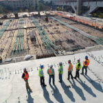 Stavebný tím diskutuje nad výstavbou objektu s rozsiahlou výstužou a inštaláciami