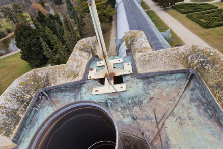 Pohľad z „vežičky“ na skleník a nový komín systému AlMEVA EW s priemerom 300 mm počas realizácie stavby