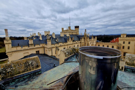 Hlavné krídlo zámku v Lednici (komín ALMEVA EW vo výstavbe