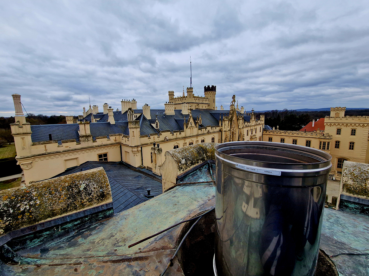 Hlavné krídlo zámku v Lednici (komín ALMEVA EW vo výstavbe