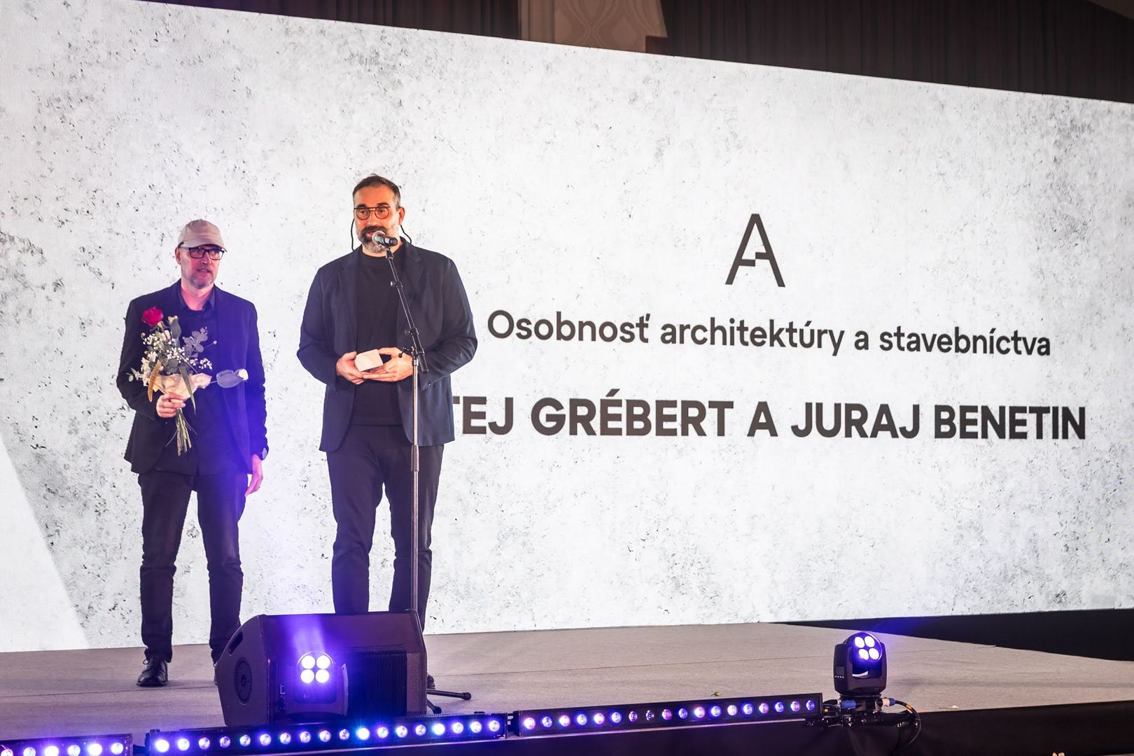 Matej Grébert a Juraj Benetin, zakladatelia ateliéru Compass Architekti, pri preberaní ceny pri preberaní ceny ASB Osobnosť architektúry a stavebníctva 