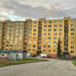 Bytový dom pred a po čistení fasády