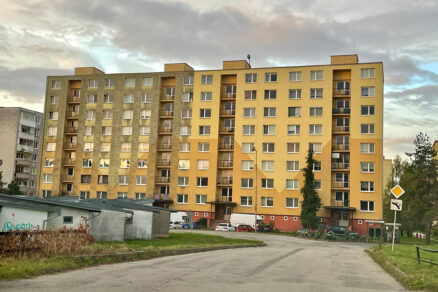 Bytový dom pred a po čistení fasády