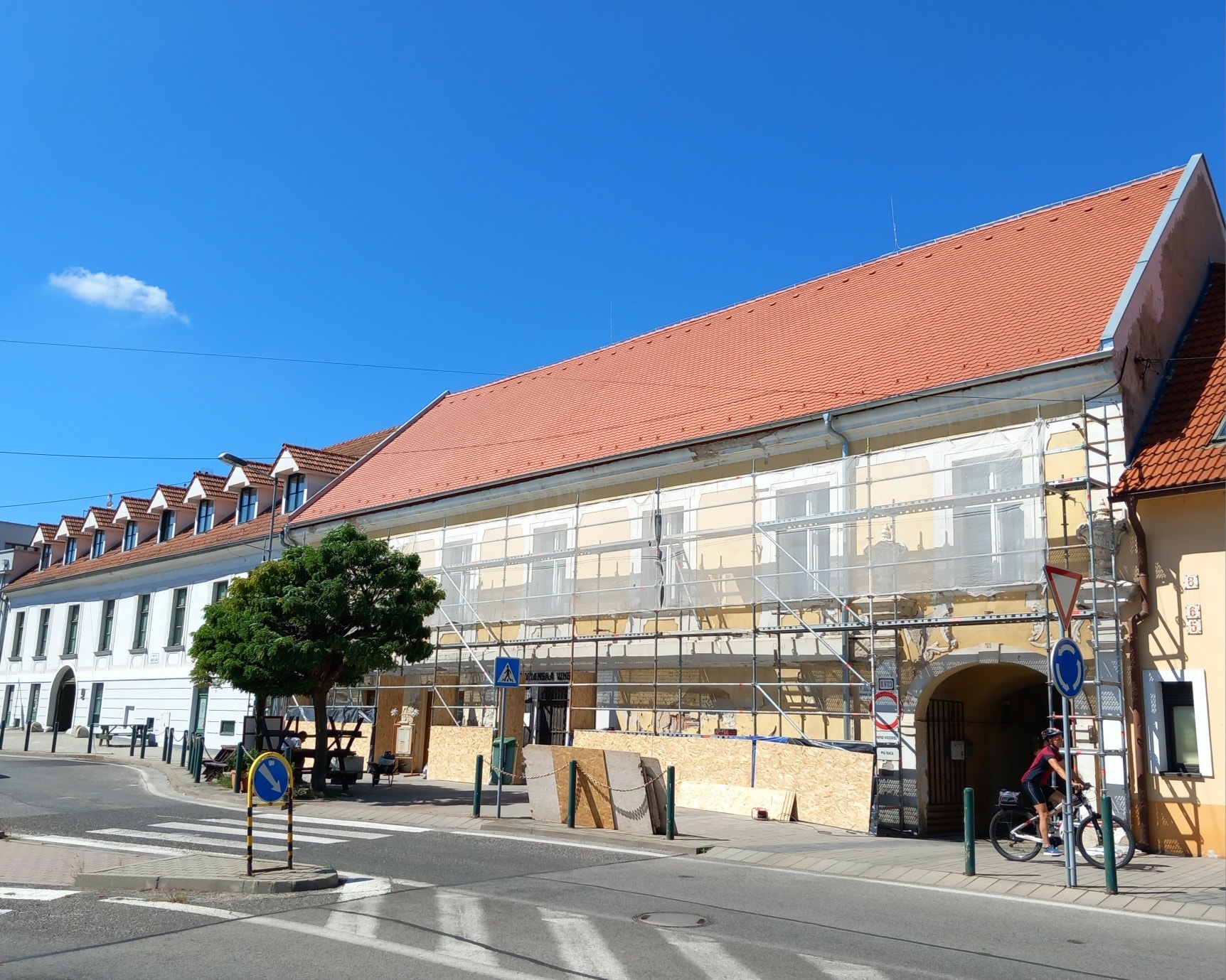 Práce na kompletnej obnove čelnej fasády kúrie by mali trvať štyri mesiace. 