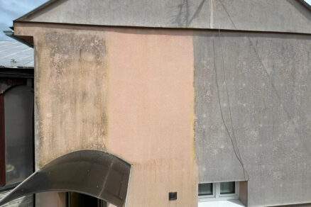 Porovnanie znečistenej a vyčistenej fasády domu